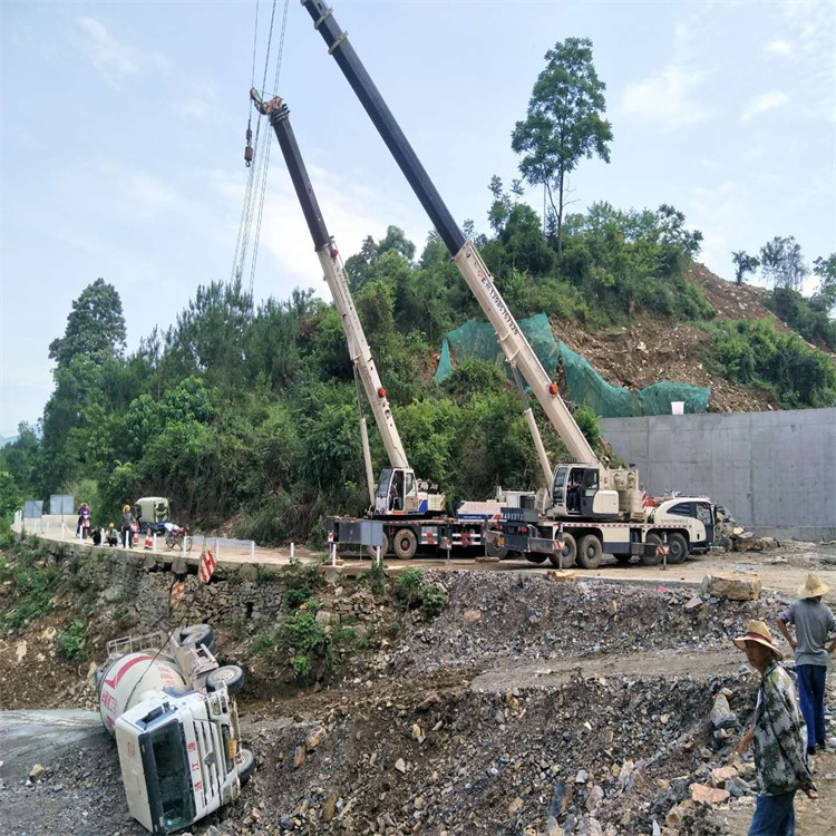 广安汽车掉沟里叫吊车救援要多少钱